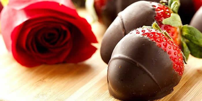 sobremesas fáceis e deliciosas para o dia dos namorados-morangos-com-chocolate